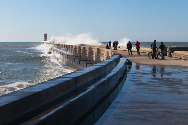 Wellen auf brekwater in porto, portugal. — Stockfoto