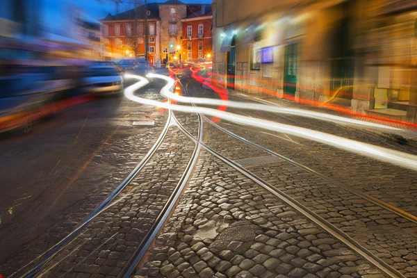 Lisbonne rue dans la nuit . — Photo