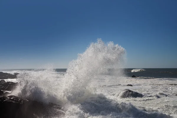 Atlantické vlny na pobřeží Portugalska. — Stock fotografie