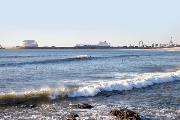 波やサーファー、ポルトガルのポルトで. — ストック写真