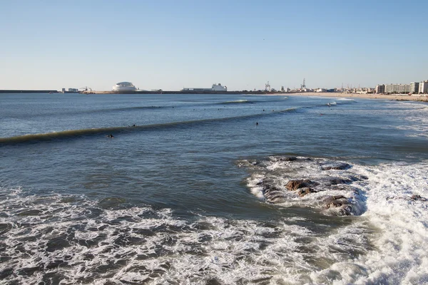 波やサーファー、ポルトガルのポルトで. — ストック写真