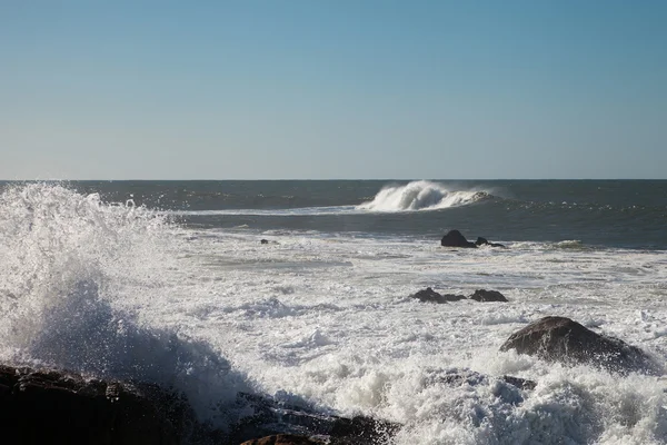 Onde atlantiche sulla costa portoghese . — Foto Stock