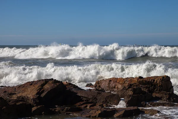 Onde atlantiche sulla costa portoghese . — Foto Stock