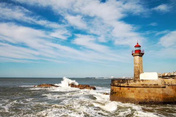 Golven op brekwater in Porto, Portugal. — Stockfoto