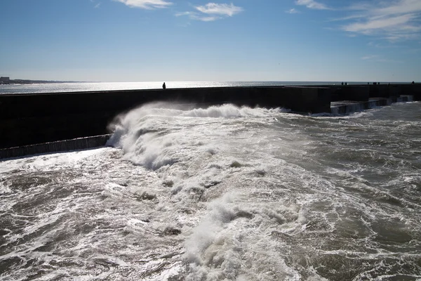 Atlanterhavsbølger ved Portugals kyst . – stockfoto