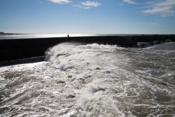 Vagues atlantiques sur la côte portugaise . — Photo