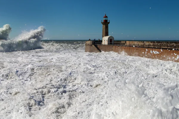 ポルト、ポルトガルの brekwater の波. — ストック写真