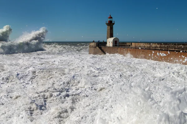 Vagues sur l'eau potable à Porto, Portugal . — Photo