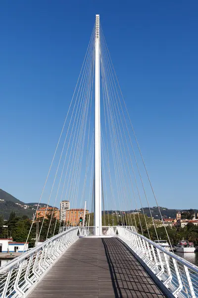 Voetgangersbrug in de haven van Spezia, Italië. — Stockfoto