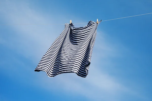 Torkning av randig skjorta. — Stockfoto