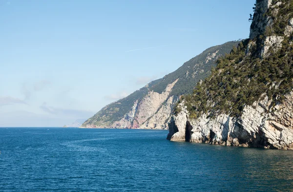 Felsen am Mittelmeer, Ligurien, Italien. — Stockfoto
