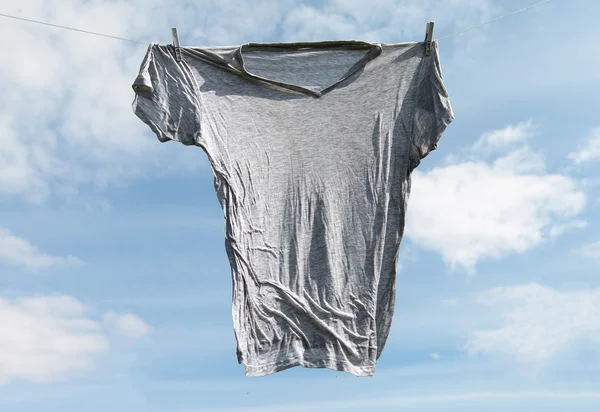 Torkning av skjorta. — Stockfoto