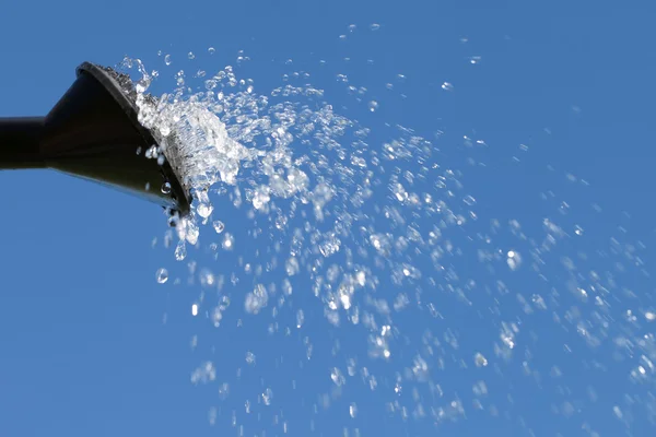 Stromende water uit gieter. — Stockfoto