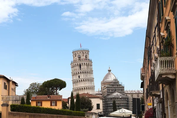 Pisa street och tower, Italien. — Stockfoto