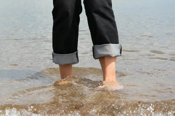 Piernas en el mar . —  Fotos de Stock