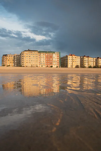 Byggnader vid havet kusten, san sebastian, Spanien. — Stockfoto