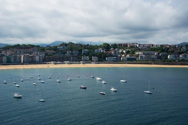 San Sebastián Donostia en la costa de la bahía de Vizcaya, España . — Foto de Stock