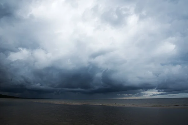 Dramatiska moln över Östersjön. — Stockfoto