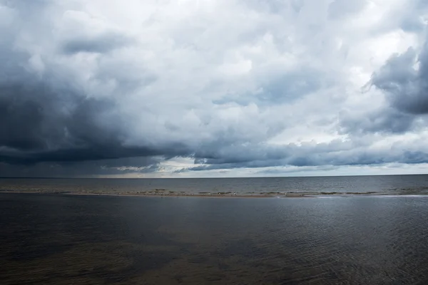 Nuvens dramáticas sobre o mar Báltico . — Fotografia de Stock