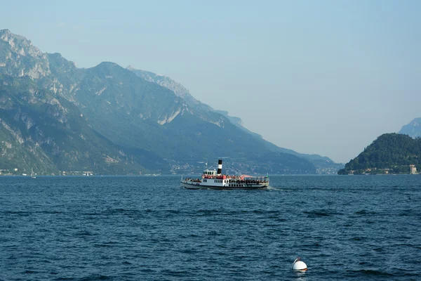 A hajó a Comói-tó, Olaszország. — Stock Fotó