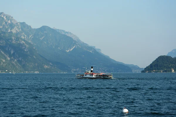 Het schip op Comomeer, Italië. — Stockfoto