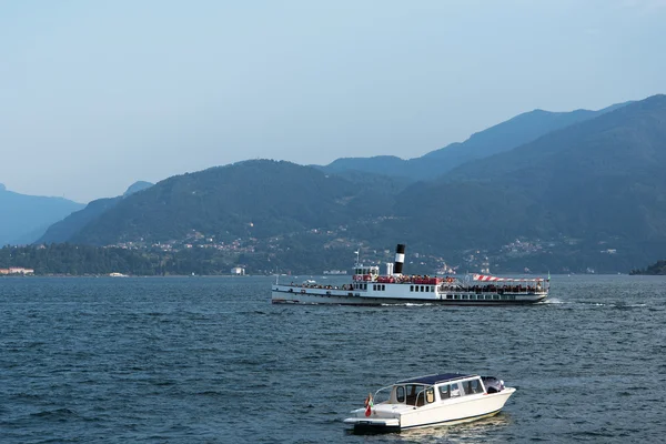 コモ湖イタリアを船します。. — ストック写真