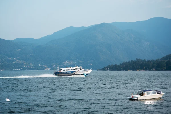 コモ湖イタリアを船します。. — ストック写真