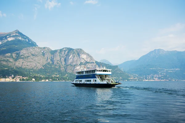 Nave sul lago di Como, Italia . — Foto Stock