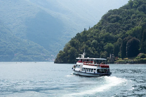 Het schip op Comomeer, Italië. — Stockfoto