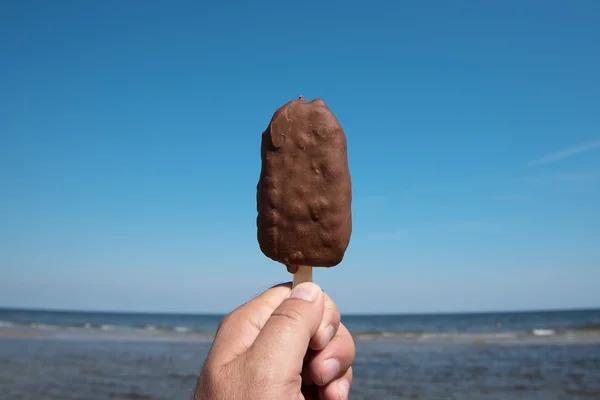 Glace au chocolat sur un bâton . — Photo