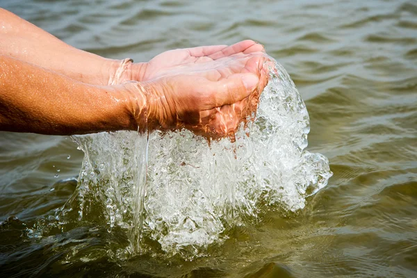 Vatten och hand. — Stockfoto