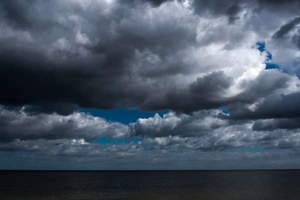 Mar Báltico oscuro . — Foto de Stock