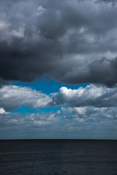 Mar Báltico oscuro . — Foto de Stock