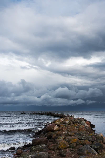 Oude golfbreker. — Stockfoto