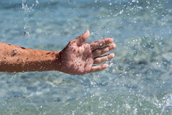 Hand och vatten. — Stockfoto