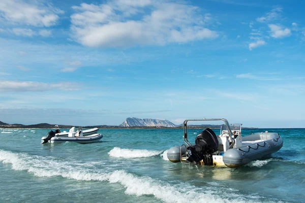 Barche sulla costa sarda . — Foto Stock