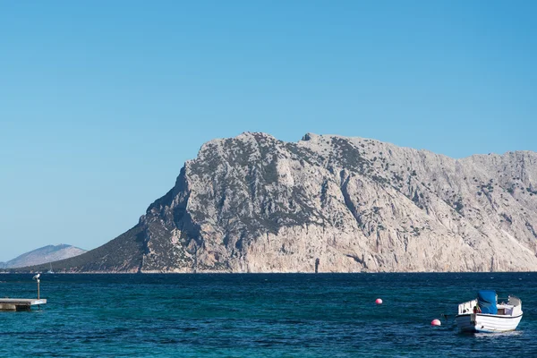 Tavolara útesu na Sardinii v Itálii. — Stock fotografie