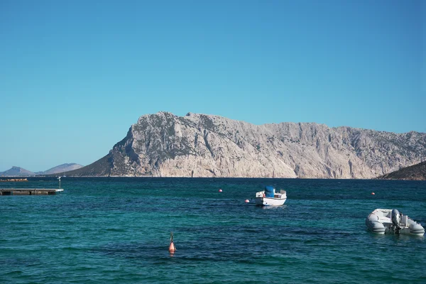 Tavolara útesu na Sardinii v Itálii. — Stock fotografie