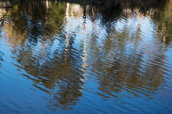 Reflecties in water. — Stockfoto