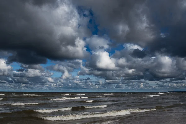 Хмари та море . — стокове фото