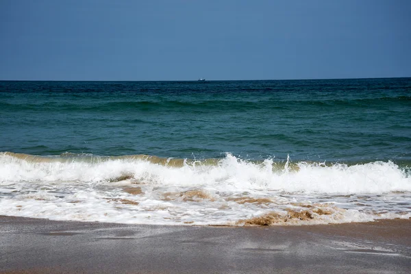 Foamy waves on beach. — Stock Photo, Image