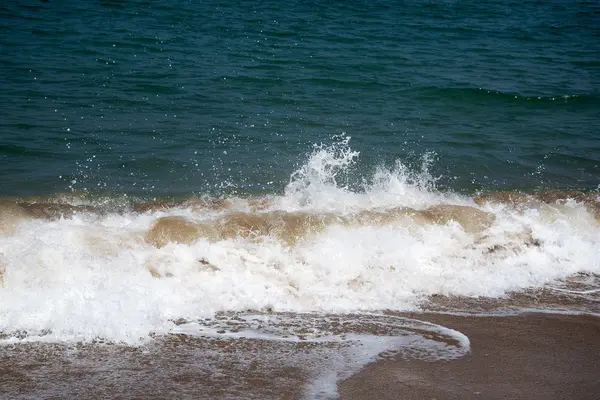 Schäumende Wellen am Strand. — Stockfoto