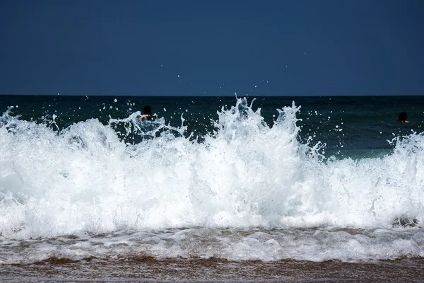 Vagues mousseuses sur la plage . — Photo