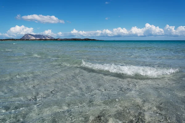 Zeewater aan kust van Sardinië. — Stockfoto
