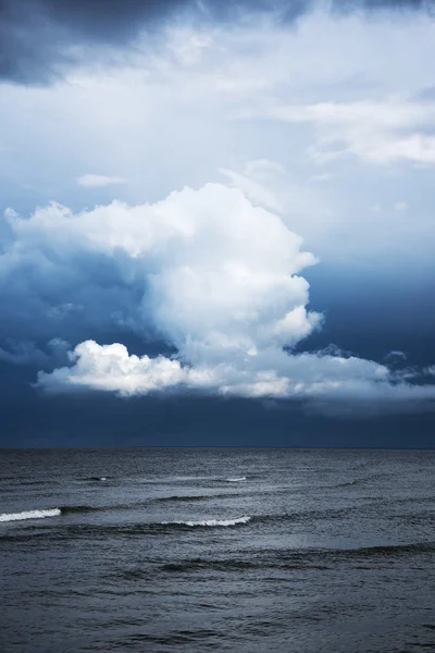 白い雲と暗い海. — ストック写真