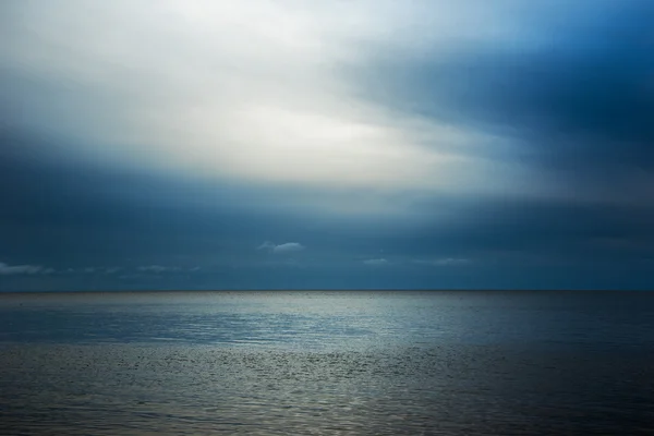 Nuages sur la mer Baltique . — Photo