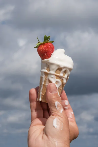 Eis in der Hand. — Stockfoto