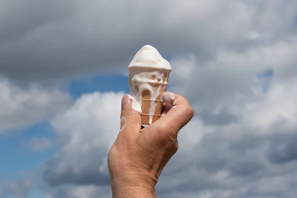 Sorvete na mão. — Fotografia de Stock