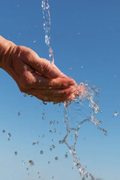 Manos y agua . — Foto de Stock