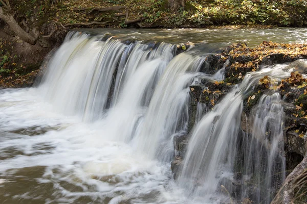 Kleiner Wasserfall im Herbst. — Stockfoto